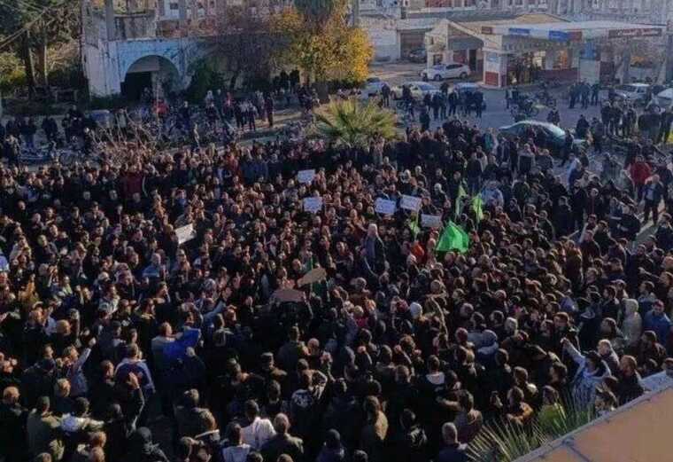 Сирийские алавиты выходят на протесты после нападений исламистов и сожжения святыни