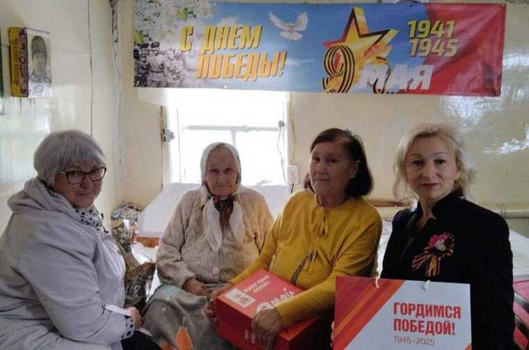 Термосы и пледы: как регионы экономят на ветеранах к 80-летию Победы