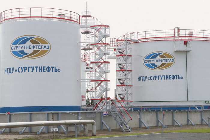 Новый пакет санкций ЕС может ударить по «Сургутнефтегазу», страховой ВСК и LUKOIL Litasco