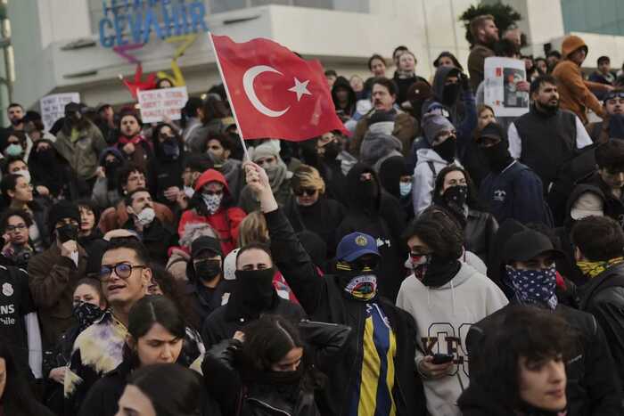 Месяц протестов в Турции: страна требует свободы для Имамоглу