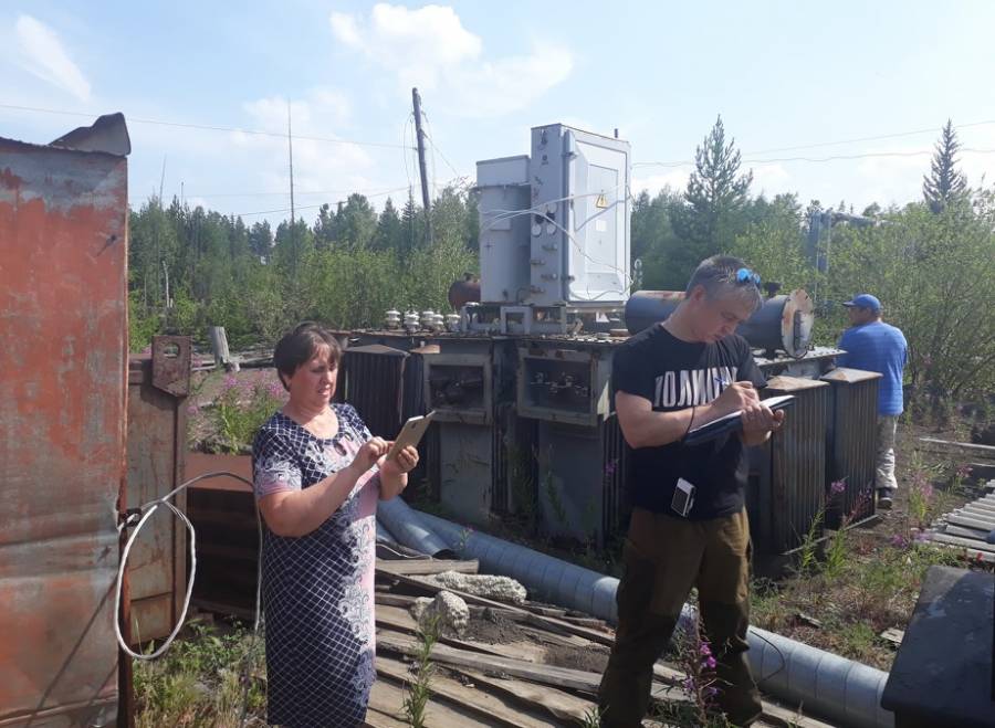 Эвенкийская полиция составляет акт по факту уничтожения трансформаторов (фото: Л. Ерченко)